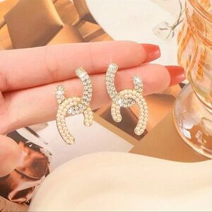 Elegant Pearl Earrings With A Stylish And Versatile C-shaped Design